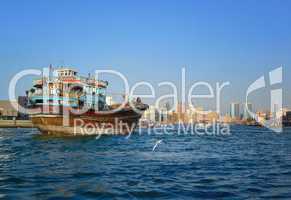 Nostalgisches Schiff vor der Skyline Dubai