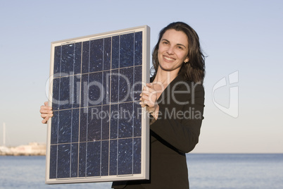 Frau hält einen Solarmodul