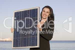 Frau hält einen Solarmodul