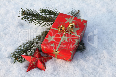 Weihnachtsgeschenk im Schnee