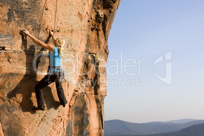 Junge Frau klettert
