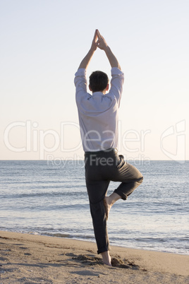 Geschäftsmann macht Yoga