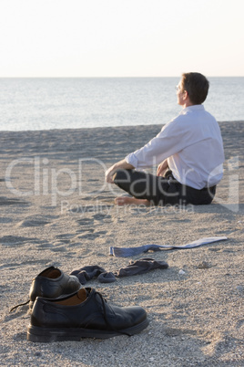 Geschäftsmann entspannt am Strand