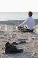 Geschäftsmann entspannt am Strand