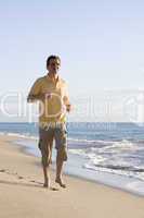 Mann läuft am Strand