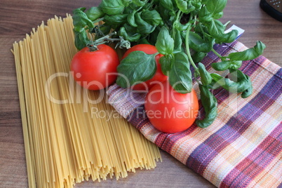 Spaghetti Tomaten und Basilikum