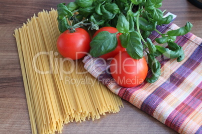 Spaghetti Tomaten und Basilikum