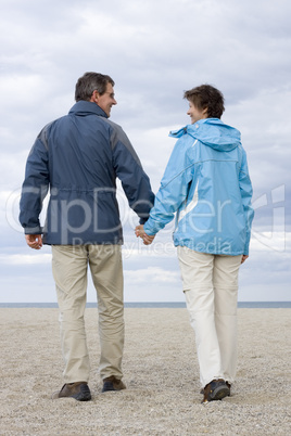Paar geht am Strand