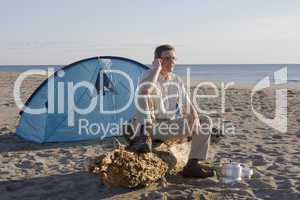 Mann campt am Strand