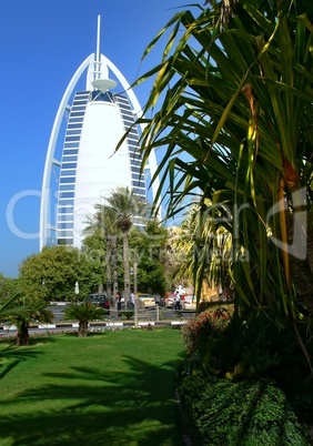 Burj al Arab in Dubai unter Palmen