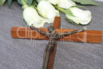 Kruzifix mit Weissen Rosen