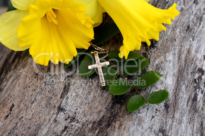 Osterglocken mit einem goldenem Kreuz