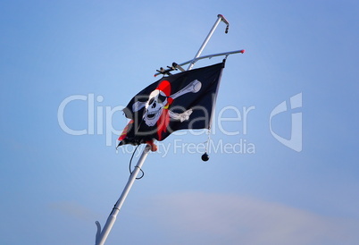 Piratenflagge an einer Fahnenstange
