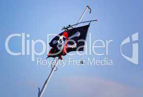 Piratenflagge an einer Fahnenstange