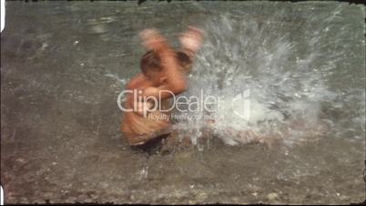 Kind im Wasser (8mm-Film)