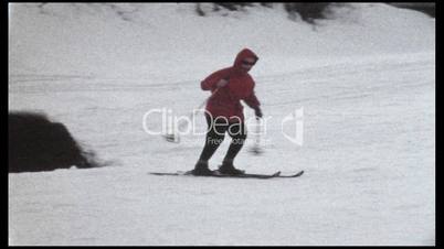 Frau fährt Ski (8 mm-Film aus den 1960er-Jahren)