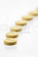 Gelbe Tabletten in Reihe