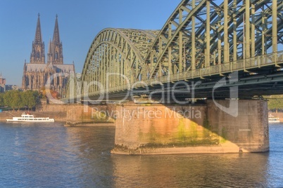 Kölner Dom, Hohenzollernbrücke