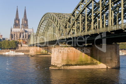 Kölner Dom, Hohenzollernbrücke