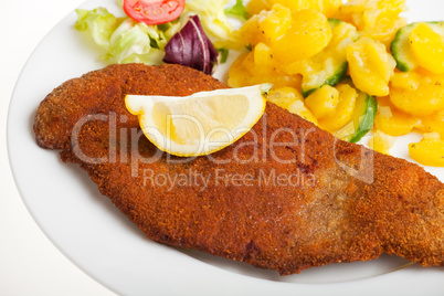 Wiener Schnitzel mit Zitrone und Kartoffelsalat