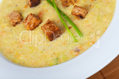 Kartoffelsuppe mit Croutons und Schnittlauch