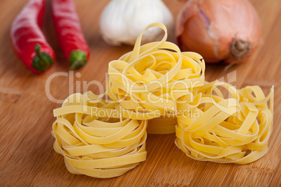 closeup of Tagliatelle Nudeln auf einem Holzbrett