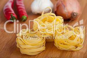 closeup of Tagliatelle Nudeln auf einem Holzbrett