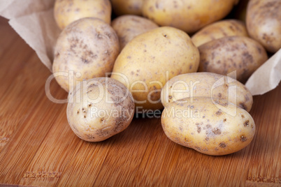 Kartoffeln in der Papiertüte