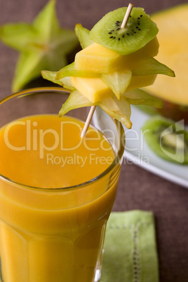 Vitamin Cocktail mit Fruchtspieß - Smoothie with tropical fruits