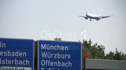 Landeanflug über Autobahnschilder