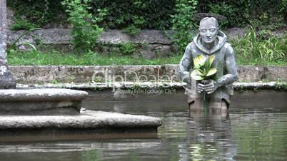 Skulptur in Quellwasser