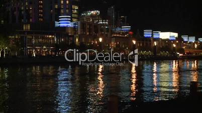 Nachtaufnahme von Stadt am Fluss