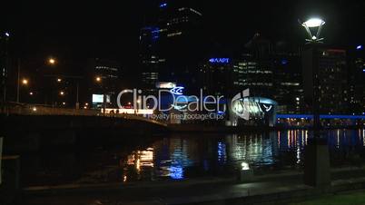 Nachtaufnahme von Stadt am Fluss