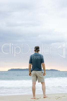 Mann betrachtet das Meer