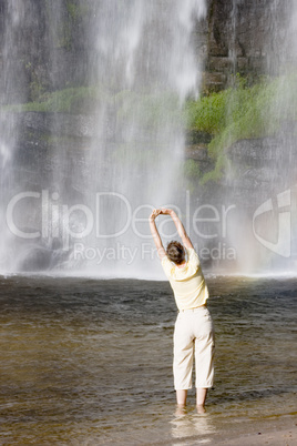 Gymnastik vor Wasserfall