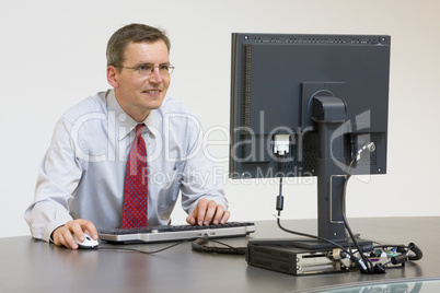 Geschäftsmann arbeitet am Computer