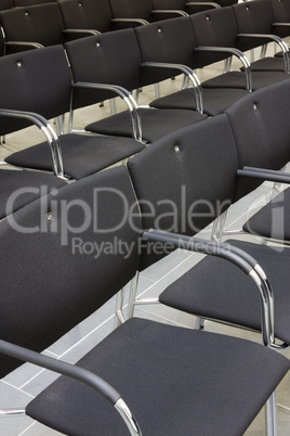 Schwarze Stühle in einem Konferenzsaal