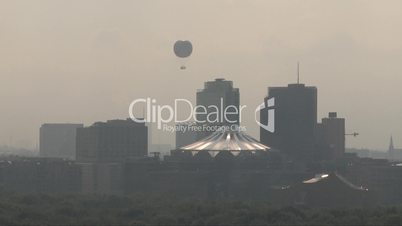 Heissluftballon über einer Stadt