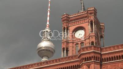 Rotes Rathaus mit Fernsehturm