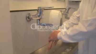 Arzt wascht Hande im Krankenhaus