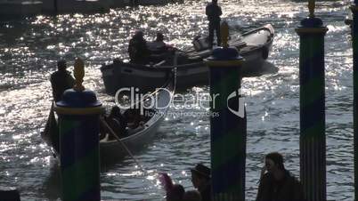 Motorboot und Gondel in Venedig
