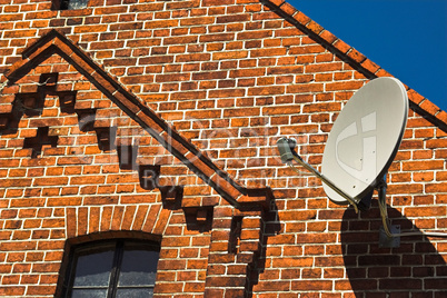 Fassade mit Satellitenschüssel, satellite dish