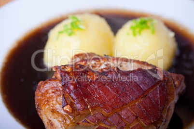 bayrischer Schweinebraten mit Kartoffelknödel