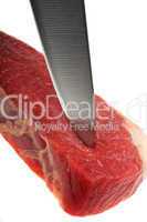Küchenmesser schneidet durch ein rohes Steak