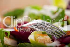 Gabel auf frischem Salat