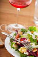 Gabel auf frischem Salat