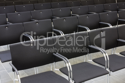 Schwarze Stühle in einem Konferenzsaal