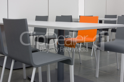 Orangefarbener Stuhl