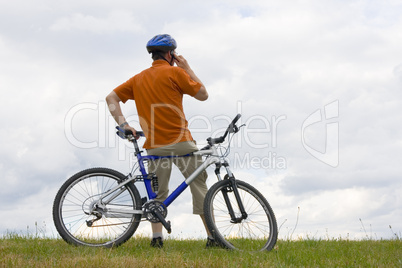 Mountainbiker mit Handy