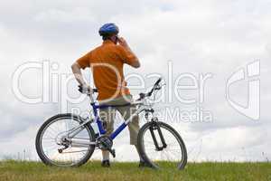 Mountainbiker mit Handy
